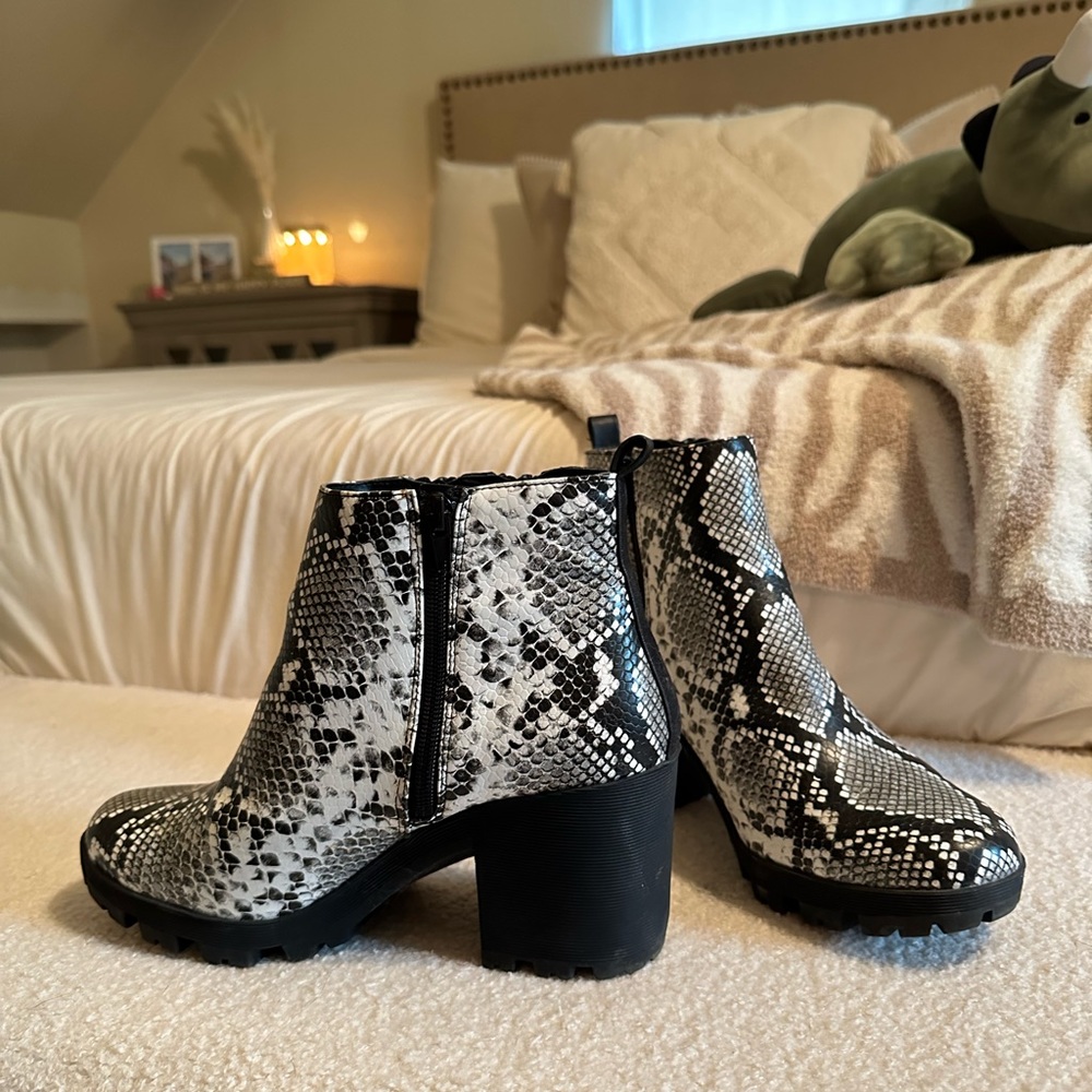 Snack skin boots